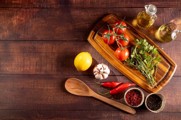 Składniki na stole: warzywa i przyprawy